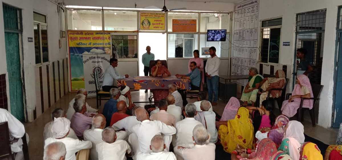 राजकीय वृद्धाश्रम में वरिष्ठ नागरिकों के अधिकार पर विधिक साक्षरता शिविर का आयोजन